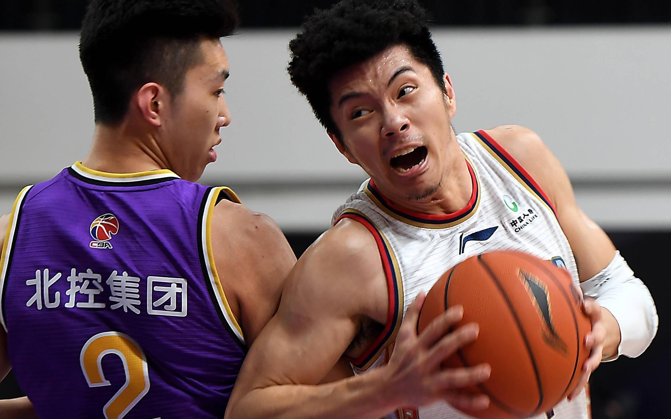 包含赛后CBA季后赛焦点战，迈阿密热火篮板制胜，赛场秩序良好，训练强度明显提升的词条